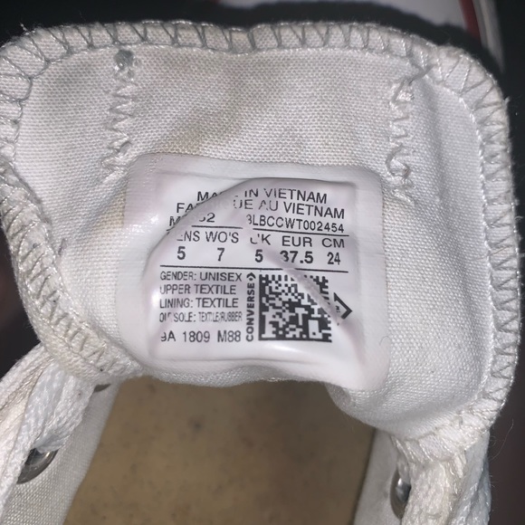 •• Low-Top White AllStar Converse •• - Picture 3 of 3